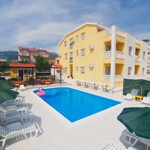 villa-iva-dom.hotels-in-trogir.com/